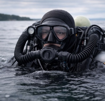 Testing re-breathers, diving apparatus using a breathing simulator